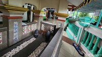Masjid tersebut dibangun 1761 Masehi oleh KH Moestodjib dan Ki Daeng. Makam keduanya masih terawat dan berada di halaman masjid.