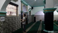 Moestodjib dan Ki Daeng merupakan penentang penjajahan Belanda dari Makassar dan sempat menyebarkan agama Islam di daerah Sumbawa. Keduanya ditangkap dan dibuang ke Batavia untuk menjalani kerja paksa. Setelah selesai menjalani hukuman 5 tahun, keduanya menetap di Angke Duri (sekarang Tambora).