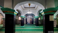 Ruang utama masjid terdiri dari 4 pilar utama. Pada bagian barat terdapat relung yang dinamakan mihrab. Lengkungnya menyerupai bentuk kubah, di atasnya terdapat angka 11 dan 81 di utara mihrab.