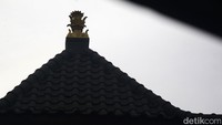 Atap masjid menyerupai atap tumpang dua berbentuk limasan dari genteng. Pada puncaknya terdapat mustaka berbentuk nanas.