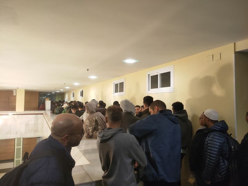 Antrean buka puasa di Masjid Centro Cultural Islamico de Madrid Spanyol, Senin (25/3/2024).