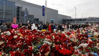 Nampak bunga dan boneka memenuhi luar gedung lokasi serangan maut. REUTERS/Evgenia Novozhenina