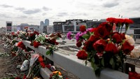 Orang-orang bersenjata menyerbu Balai Kota Crocus dekat Moskow pada Jumat (22/3), menyerbu orang dengan peluru selama konser grup rock era Soviet Picnic dan menewaskan sedikitnya 137 orang dan melukai 182 orang dalam serangan berdarah di Rusia sejak 2004. REUTERS/Evgenia Novozhenina