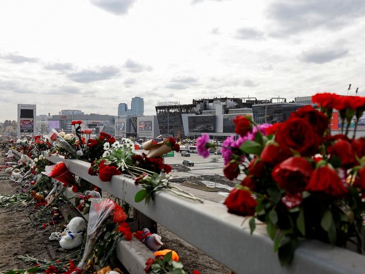 Bunga dan Boneka Penuhi Lokasi Serangan Maut Gedung Konser Moskow