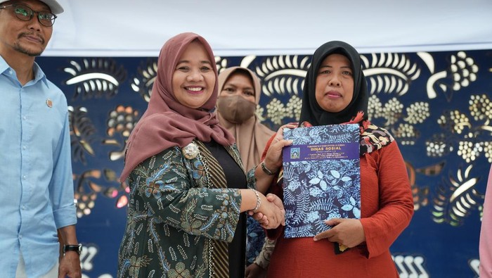 Bupati Sleman, Kustini Sri Purnomo serahkan sertifikat dan bantuan sembako bagi KPM dan pendamping PKH, di Pendapa Rumah Dinas Bupati Sleman, Kamis (28/3/2024).