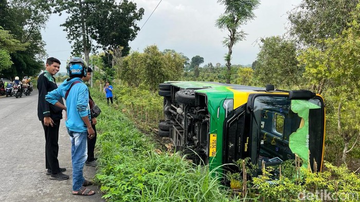 Bus Trans Jatim terguling usai menghindari pemotor di Mojokerto