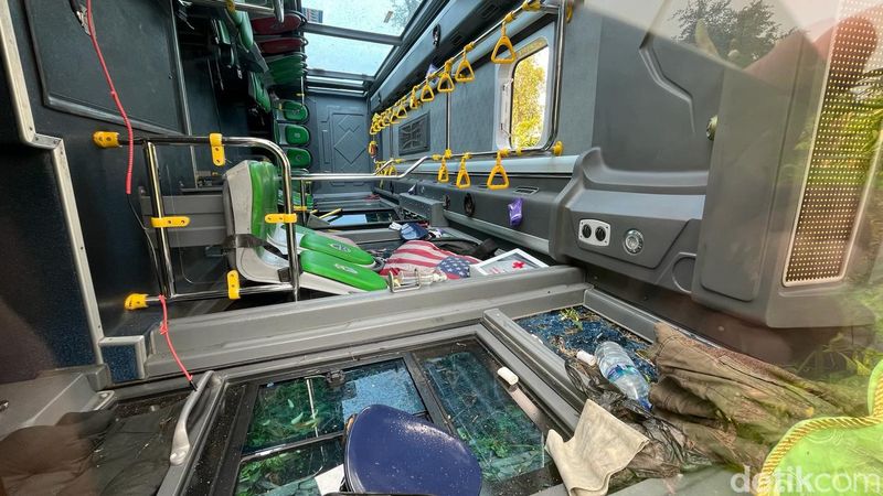 Bus Trans Jatim terguling usai menghindari pemotor di Mojokerto