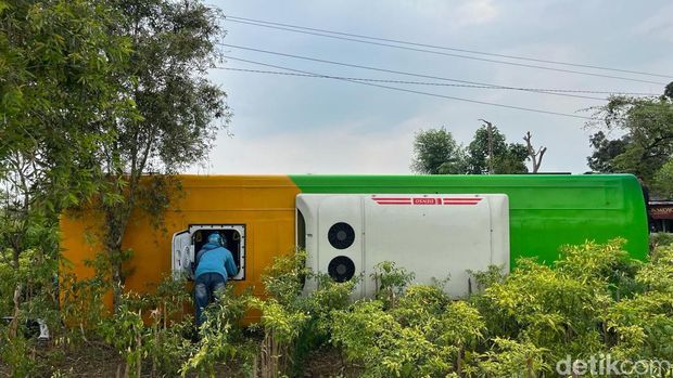 Bus Trans Jatim terguling usai menghindari pemotor di Mojokerto