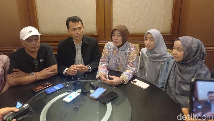 Caleg PDIP dari Sukoharjo, Karanganyar, dan Klaten, saat konferensi pers di Diamond Restaurant Solo, Kamis (28/3/2024).