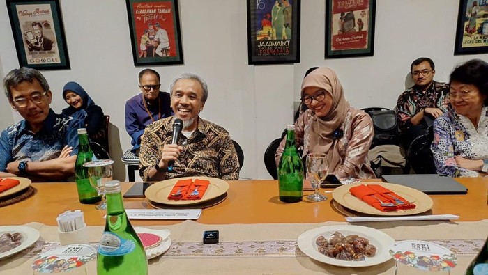 Petugas memeriksa keran pipa sumur saat proses injeksi CO2 di sumur JTB-161 Mundu, Jatibarang, Indramayu, Jawa Barat, Rabu (26/10/2022). Pertamina melakukan injeksi perdana CO2 ke sumur minyak sebagai langkah awal penerapan teknologi Carbon Capture, Utilization & Storage (CCUS) untuk meningkatkan produksi minyak dalam negeri. ANTARA FOTO/Dedhez Anggara./hp.
