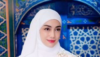 Celine Evangelista dikabarkan tengah memperdalam agama Islam. Dirinya yang juga sempat diisukan menjadi mualaf membenarkan kabar tersebut dan mengaku belajar dari sahabatnya. Foto: Instagram/celinevangelista