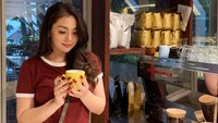 Kecintaannya pada kopi juga membawa Celine rela berburu kafe. Jauh-jauh ke Thailand ia menyempatkan diri untuk mendatangi kafe yang terkenal di sana. Foto: Instagram/celinevangelista