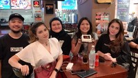 Bersama saudara-saudaranya, ia kerap kali keliling luar negeri untuk kulineran. Mencari restoran enak di Thailand dilakukan untuk merayakan ulang tahun saudaranya. Foto: Instagram/celinevangelista