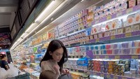 Setelah memiliki anak, Celine juga lebih dikenal sebagai wanita yang keibuan. Segala kebutuhan anaknya dilakukan sendiri dengan sesekali mengajak anaknya pergi ke supermarket. Foto: Instagram/celinevangelista
