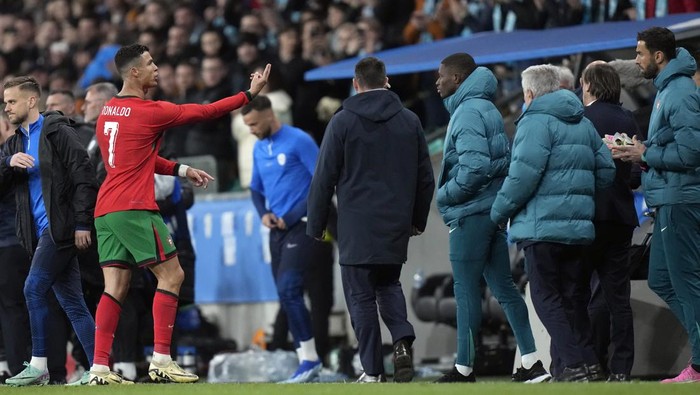 Portugals Cristiano Ronaldo, left, gestures at the end of the international friendly soccer match between Slovenia and Portugal at the Stozice stadium in Ljubljana, Slovenia, Tuesday, March 26, 2024. Slovenia won 2-0. (AP Photo/Darko Bandic)