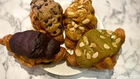 Perpaduan croissant dan cookie ini menawarkan pengalaman santap baru. Tekstur croissant yang flaky berpadu dengan adonan cookie yang legit renyah. Foto: detikcom/Riska Fitria