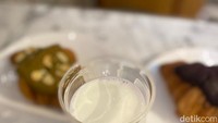 Selain enak dinikmati langsung, crookie di Bakerzin ini enak dicelup dengan susu. Kamu bisa pesan Fresh Milk (Rp 26.000). Foto: detikcom/Riska Fitria