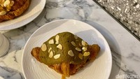 Untuk varian Matcha, manisnya seimbang dengan rasa gurih buttery croissant. Di bagian toppingnya juga dilengkapi dengan potongan kacang almond. Foto: detikcom/Riska Fitria