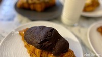 Jika ingin yang manis legit bisa pesan varian Choco Chips dan Double Choco. Isian cookie di dalamnya lumer dengan cokelat yang manis Foto: detikcom/Riska Fitria