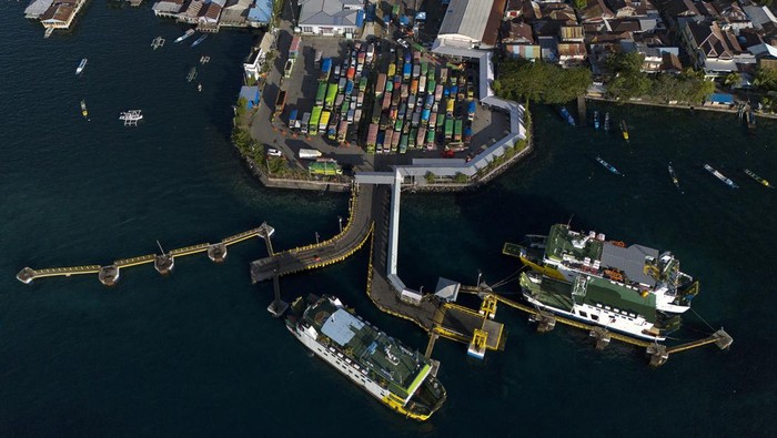 Foto udara sejumlah kapal feri berlabuh di Pelabuhan Bastiong Ternate, Maluku Utara, Kamis (29/3/2024). PT Angkutan Sungai Danau dan Penyeberangan (ASDP) Cabang Ternate menyiapkan tiga unit kapal feri milik swasta dan lima kapal feri milik ASDP untuk mengangkut pemudik antarpulau di Maluku Utara guna mengantisipasi lonjakan penumpang menjelang arus mudik Lebaran. ANTARA FOTO/Andri Saputra/tom.