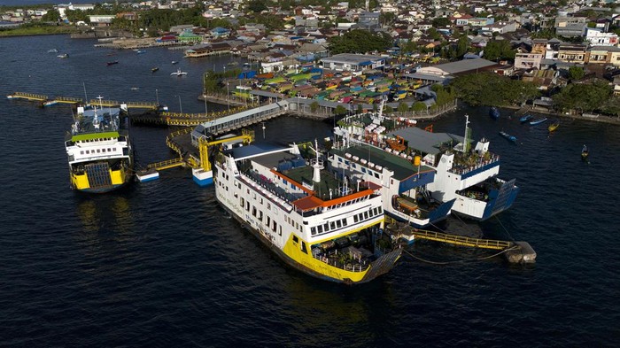 Foto udara sejumlah kapal feri berlabuh di Pelabuhan Bastiong Ternate, Maluku Utara, Kamis (29/3/2024). PT Angkutan Sungai Danau dan Penyeberangan (ASDP) Cabang Ternate menyiapkan tiga unit kapal feri milik swasta dan lima kapal feri milik ASDP untuk mengangkut pemudik antarpulau di Maluku Utara guna mengantisipasi lonjakan penumpang menjelang arus mudik Lebaran. ANTARA FOTO/Andri Saputra/tom.