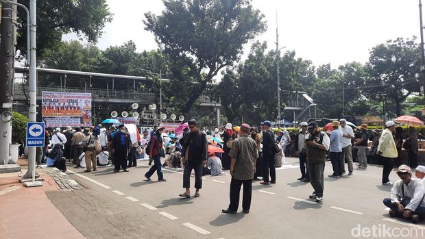 Demo di sekitar Patung Kuda Arjuna Wijaya, Jl Medan Merdeka Barat, Jakarta Pusat, 28 Maret 2024, pukul 10.00 WIB. (Annisa Aulia Rahim/detikcom)