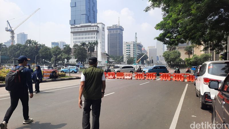 Demo di sekitar Patung Kuda Arjuna Wijaya, Jl Medan Merdeka Barat, Jakarta Pusat, 28 Maret 2024, pukul 10.00 WIB. (Annisa Aulia Rahim/detikcom)