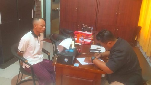 Diki Candra, penusuk rekan kerja di Jalan Subur, Desa Pemecutan Kelod, Kecamatan Denpasar Barat, Kota Denpasar, diperiksa polisi. (Dok Polresta Denpasar)