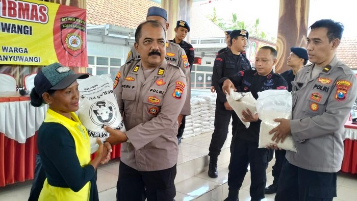 Ditpamobvit Polda Jatim menyalurkan paket sembako kepada warga Desa pesanggaran di kawasan tambang emas PT BSI