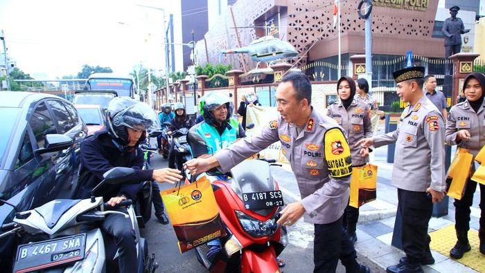 Divisi Humas Polri membagikan takjil kepada pengendara yang melintas di depan Mabes Polri