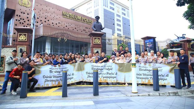 Divisi Humas Polri membagikan takjil kepada pengendara yang melintas di depan Mabes Polri