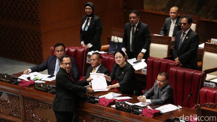 DPR RI menggelar Rapat Paripurna Masa Persidangan IV Tahun Sidang 2023-2024. DPR mengesahkan RUU Desa dan RUU DKJ menjadi UU.