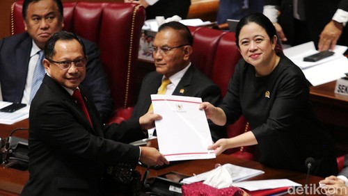 DPR RI menggelar Rapat Paripurna Masa Persidangan IV Tahun Sidang 2023-2024. DPR mengesahkan RUU Desa dan RUU DKJ menjadi UU.