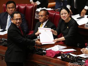 Momen DPR Sahkan UU Desa dan UU DKJ