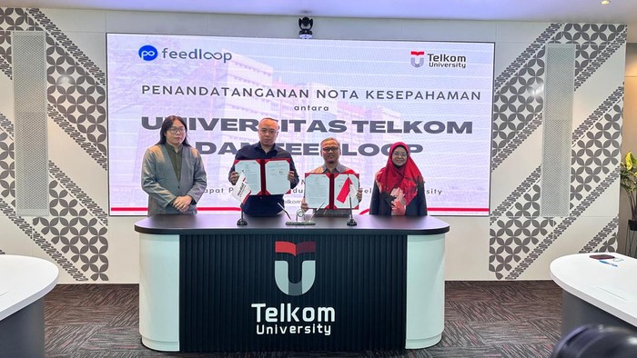 Muhammad Ajie Santika, Direktur Utama Feedloop AI (kedua dari kiri) dan Prof. Dr. Adiwijaya, Rektor Telkom University (kedua dari kanan) saat penandatanganan nota kesepahaman antara Feedloop AI dan Telkom University.