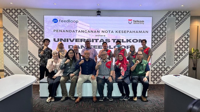 Muhammad Ajie Santika, Direktur Utama Feedloop AI (kedua dari kiri) dan Prof. Dr. Adiwijaya, Rektor Telkom University (kedua dari kanan) saat penandatanganan nota kesepahaman antara Feedloop AI dan Telkom University.