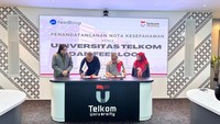 Muhammad Ajie Santika, Direktur Utama Feedloop AI (kedua dari kiri) dan Prof. Dr. Adiwijaya, Rektor Telkom University (kedua dari kanan) saat penandatanganan nota kesepahaman antara Feedloop AI dan Telkom University.  