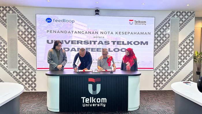 Dukungan untuk Kemajuan Pendidikan dan AI Muhammad Ajie Santika, Direktur Utama Feedloop AI (kedua dari kiri) dan Prof. Dr. Adiwijaya, Rektor Telkom University (kedua dari kanan) saat penandatanganan nota kesepahaman antara Feedloop AI dan Telkom University.