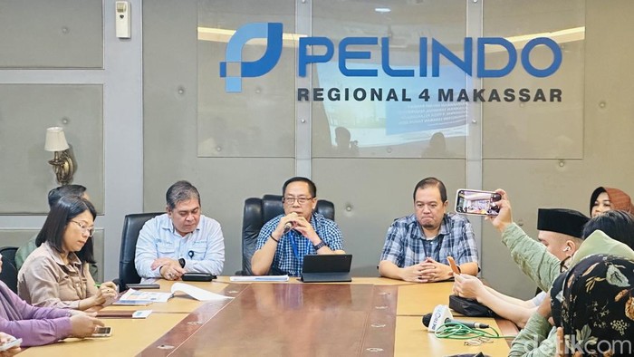 Executive Director 4 Pelindo Regional 4 Abdul Aziz (tengah).