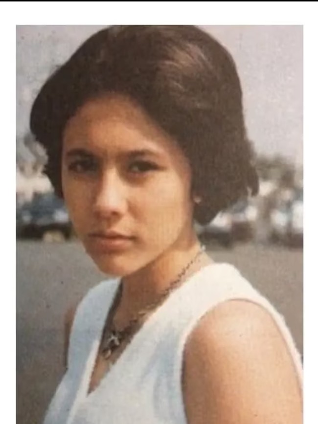 Penampilan Wulan Guritno saat remaja tak lepas dari perhatian. Wanita dengan nama lengkap Sri Wulandari Lorraine Joko Guritno ini telah mengawali kariernya sebagai model majalah, hingga berlanjut sebagai pemain sinetron dan presenter. Foto: Instagram