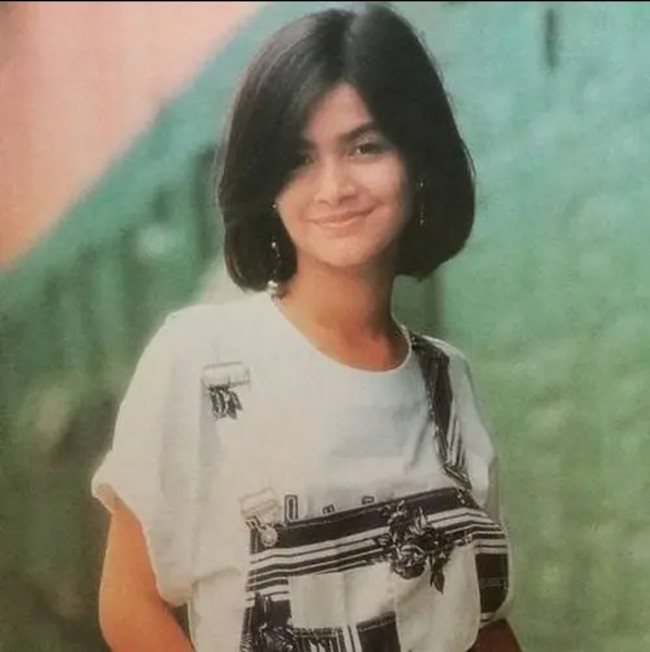 Cut Tari Aminah Anasya sudah menjadi model majalah sejak berusia 14 tahun pada 1991. Cut Tari saat remaja dengan rambut bob lurus ini pun tak kalah memesona dengan dirinya yang sekarang. Foto: Instagram