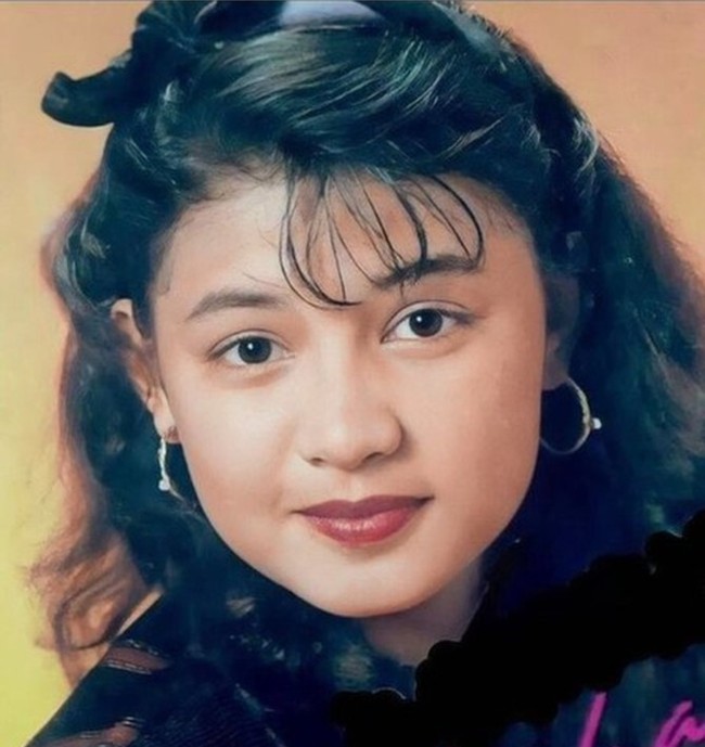 Bintang sinetron Si Doel Anak Sekolahan, Cornelia Agatha populer pada tahun 90-an saat memerankan karakter Sarah. Artis kelahiran 1973 ini terlihat memesona dengan pipinya yang chubby saat masih belia.  Foto: Instagram