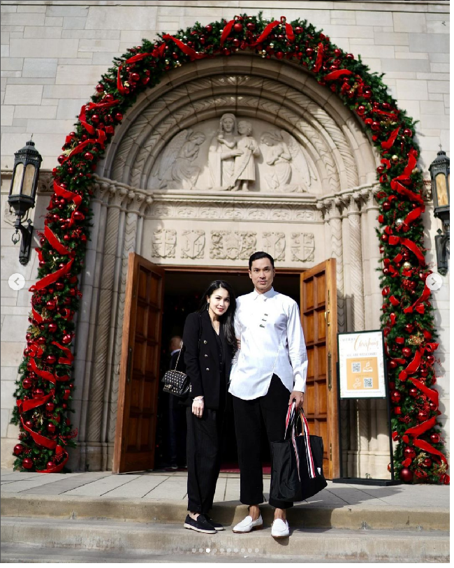Bergaya bersama Sandra Dewi saat jalan-jalan di Los Angeles, Harvey Moeis tampil dengan gaya preppy, memakai kemeja Lacoste dan menenteng tas Thom Browne. Foto: Dok. Instagram sandradewi88