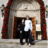 Bergaya bersama Sandra Dewi saat jalan-jalan di Los Angeles, Harvey Moeis tampil dengan gaya preppy, memakai kemeja Lacoste dan menenteng tas Thom Browne. Foto: Dok. Instagram sandradewi88