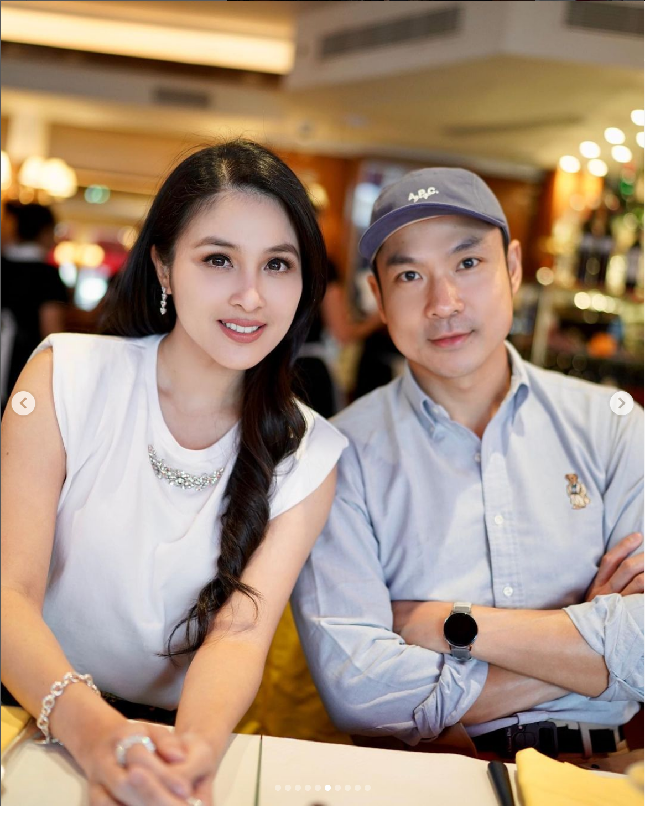 Ini salah satu gaya Harvey Moeis dalam balutan kemeja dari Ralph Lauren saat berpose dengan Sandra Dewi.Foto: Dok. Instagram sandradewi88