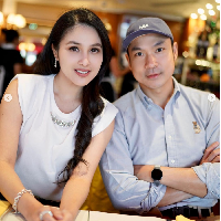 Ini salah satu gaya Harvey Moeis dalam balutan kemeja dari Ralph Lauren saat berpose dengan Sandra Dewi.Foto: Dok. Instagram sandradewi88