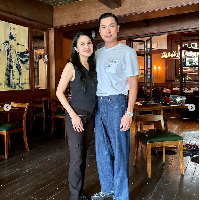 Harvey Moeis terlihat mengenakan t-shirt dari brand Loewe saat berpose mesra dengan Sandra Dewi. Kaus tersebut pada situs belanja dijual seharga Rp 8 jutaan. Foto: Dok. Instagram sandradewi88