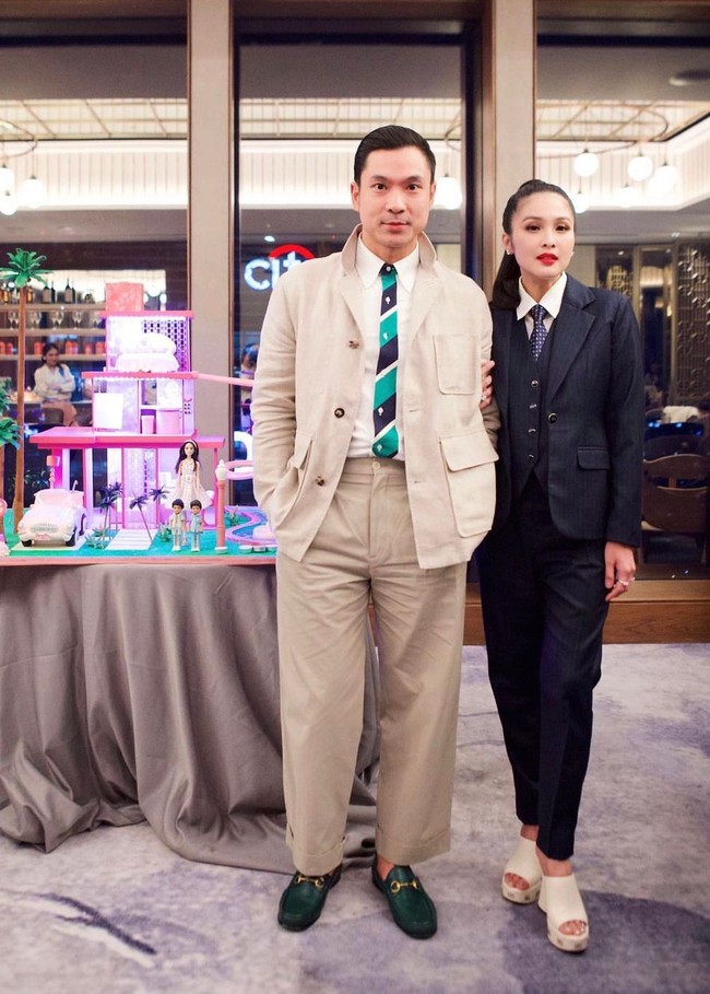 Saat mendampingi Sandra Dewi yang menggelar perayaan ulang tahun, Harvey Moeis tampil stylish dalam balutan busana serba khaki dan sepatu warna hijau dari brand Gucci. Foto: Dok. Instagram sandradewi88
