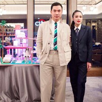 Saat mendampingi Sandra Dewi yang menggelar perayaan ulang tahun, Harvey Moeis tampil stylish dalam balutan busana serba khaki dan sepatu warna hijau dari brand Gucci. Foto: Dok. Instagram sandradewi88