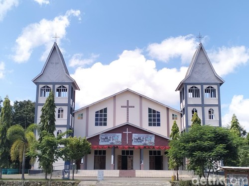 Gereja Paroki Roh Kudus Labuan Bajo.